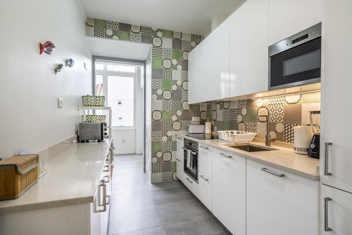 T2 With Ac And Patio Near Av Da Liberdade Lissabon