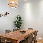 Central T2 With Ac And Patio Near Av Da Liberdade
